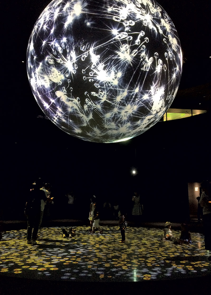 Hi-tech in Japanese museum - alternative - digital - technology 