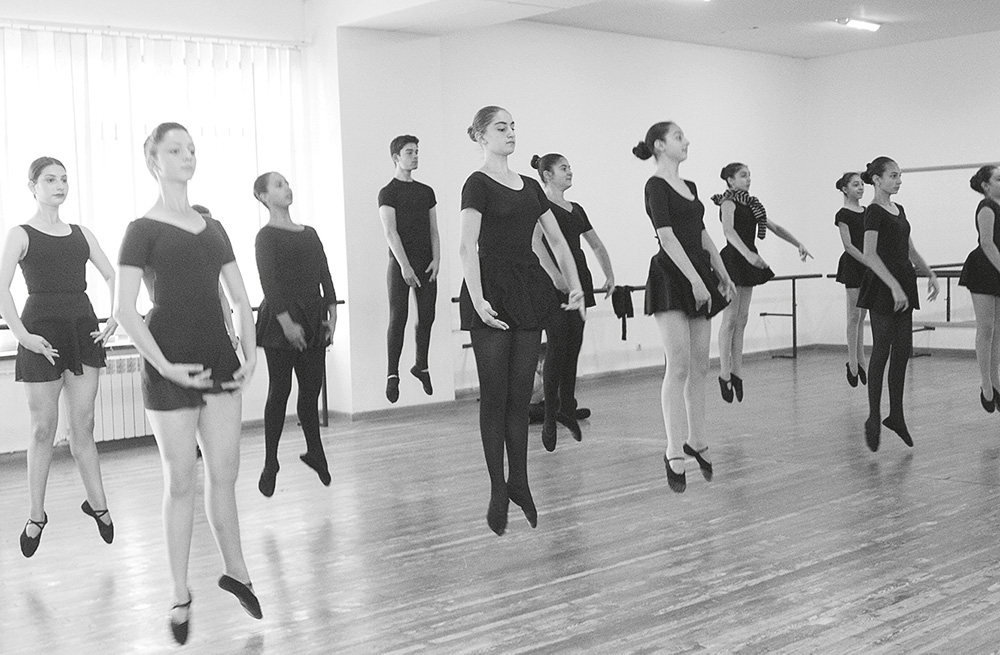 girls dancing-ballet-classic-girls fly